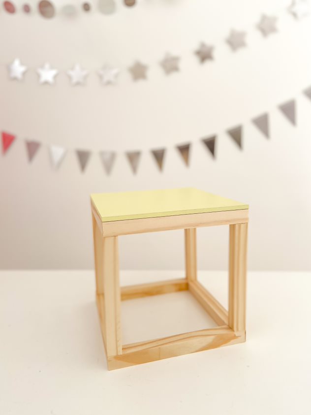 Cubo vazado de mesa amarelo M