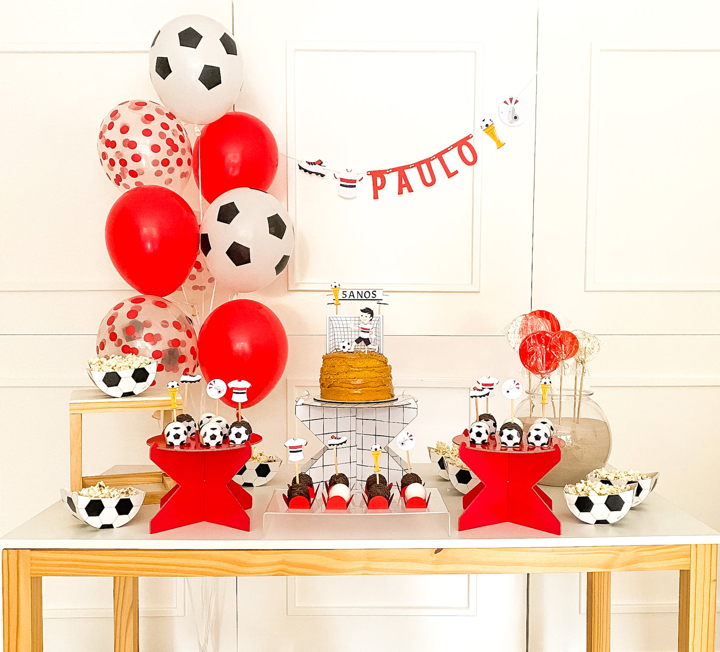 Topo de bolo futebol vermelho, preto e branco