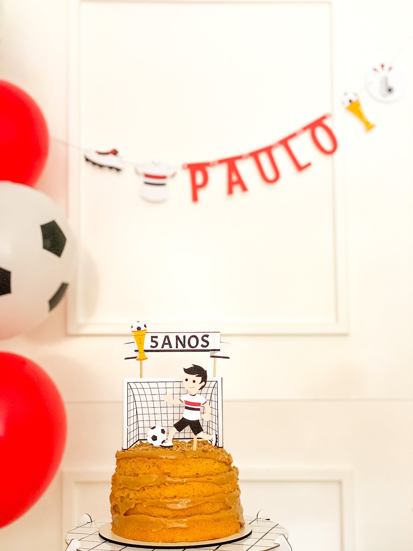 Topo de bolo futebol vermelho, preto e branco